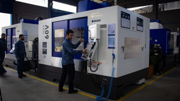 Execu??o de assist?ncia t?cnica em um um Centro de Usinagem Vertical CNC.