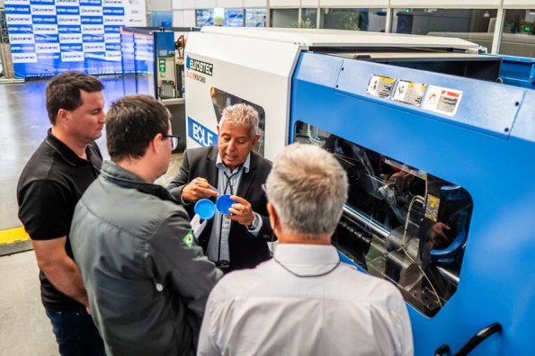 Clientes da Eurostec em visita t?cnica para conhecer a Injetora de Pl?sticos.